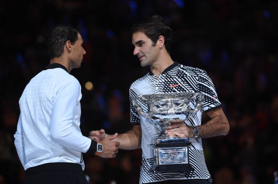 Roger Federer e Rafael Nadal, rivali da sempre, si stringono la mano alla fine del match che vede lo svizzero conquistare il 18esimo titolo dello Slam agli Australian Open di Melbourne (Lapresse)